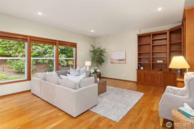 8387 NE Sumanee Place, Bainbridge Island, WA 98110