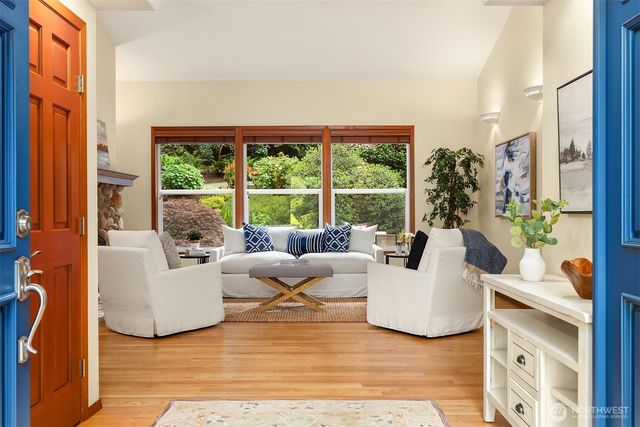 8387 NE Sumanee Place, Bainbridge Island, WA 98110