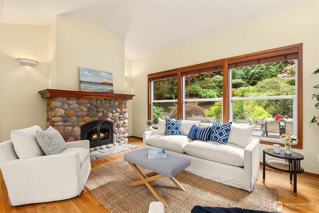 8387 NE Sumanee Place, Bainbridge Island, WA 98110