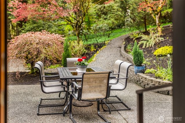 8387 NE Sumanee Place, Bainbridge Island, WA 98110