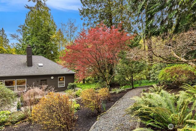 8387 NE Sumanee Place, Bainbridge Island, WA 98110