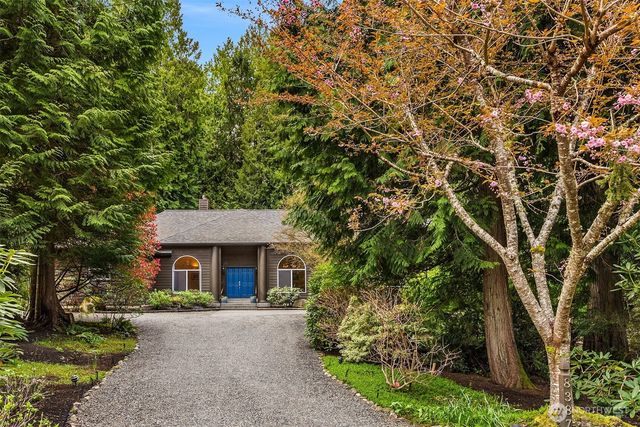 8387 NE Sumanee Place, Bainbridge Island, WA 98110