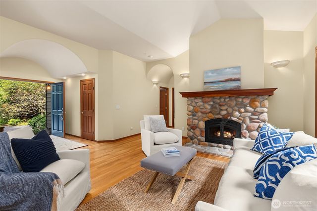 8387 NE Sumanee Place, Bainbridge Island, WA 98110