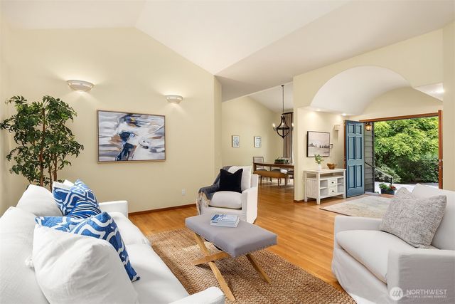 8387 NE Sumanee Place, Bainbridge Island, WA 98110