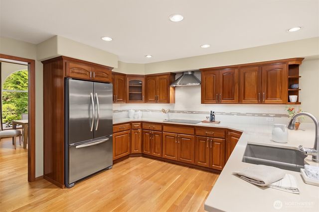 8387 NE Sumanee Place, Bainbridge Island, WA 98110