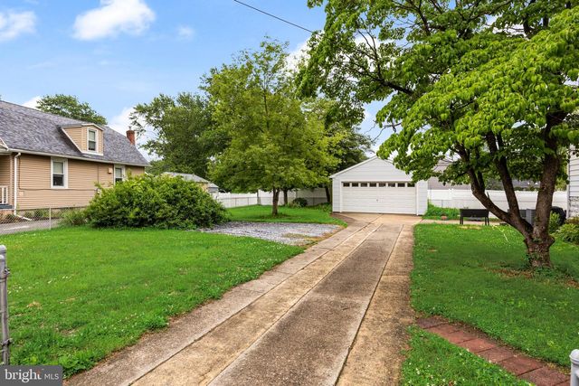 304 S FORKLANDING RD, Maple Shade, NJ 08052