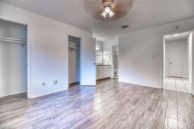 6208 Big Springs Drive, Arlington, TX 76001