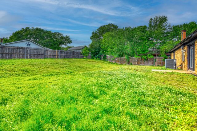 6208 Big Springs Drive, Arlington, TX 76001