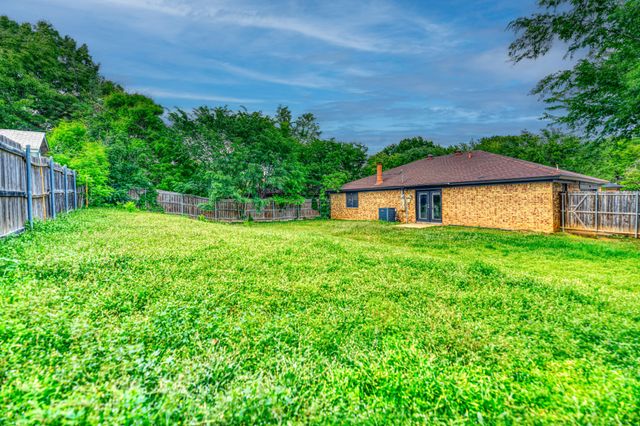 6208 Big Springs Drive, Arlington, TX 76001