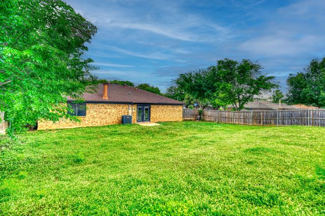 6208 Big Springs Drive, Arlington, TX 76001
