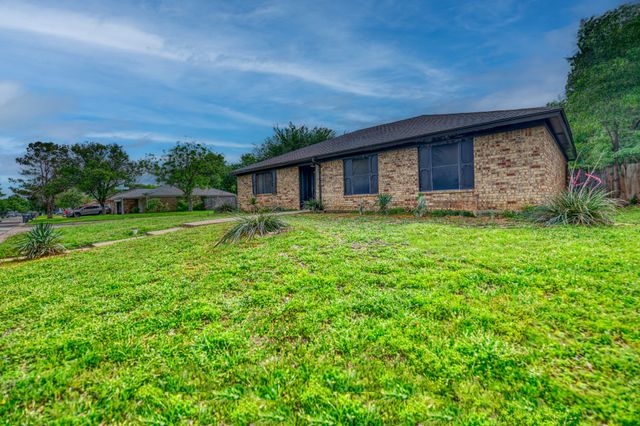 6208 Big Springs Drive, Arlington, TX 76001