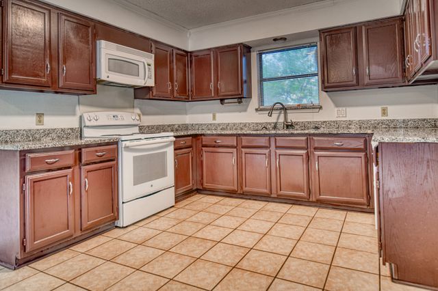 6208 Big Springs Drive, Arlington, TX 76001