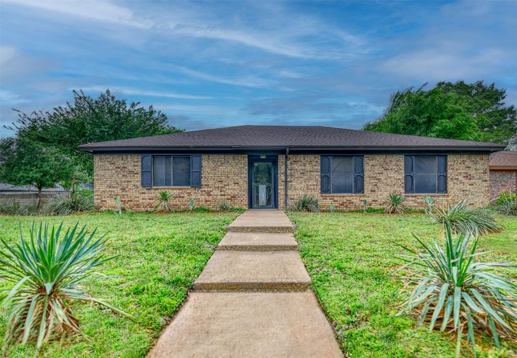 6208 Big Springs Drive, Arlington, TX 76001