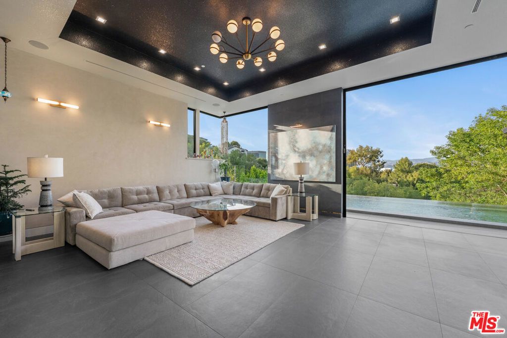 Image 18 of property listing at 3712 Broadlawn Drive, Los Angeles, CA 90068