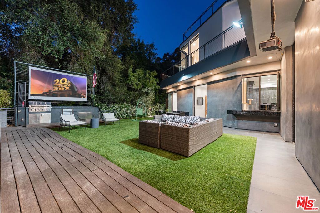 Image 25 of property listing at 3712 Broadlawn Drive, Los Angeles, CA 90068