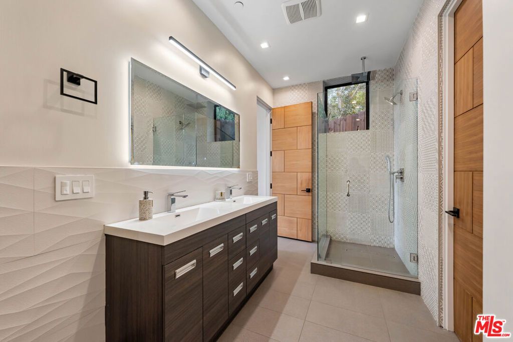 Image 34 of property listing at 3712 Broadlawn Drive, Los Angeles, CA 90068