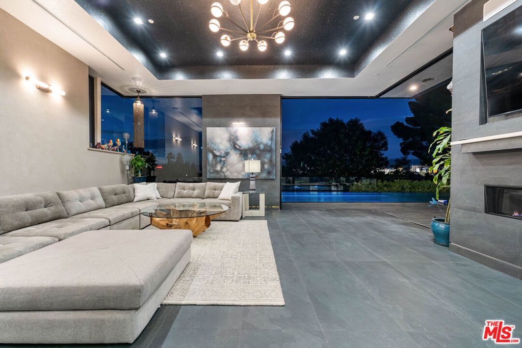 Image 5 of property listing at 3712 Broadlawn Drive, Los Angeles, CA 90068