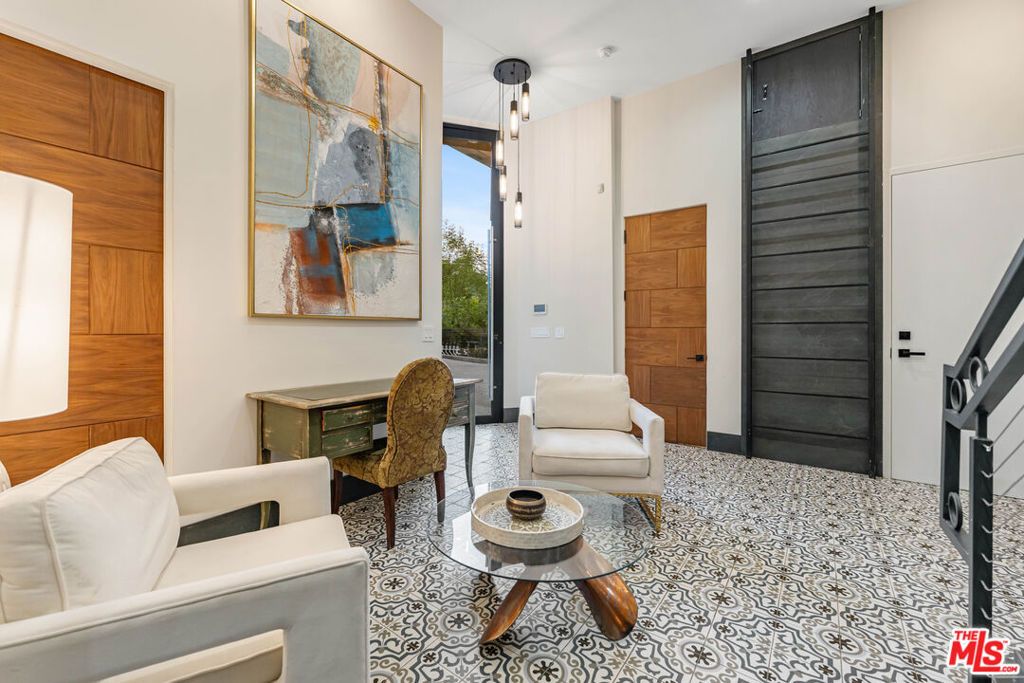 Image 7 of property listing at 3712 Broadlawn Drive, Los Angeles, CA 90068