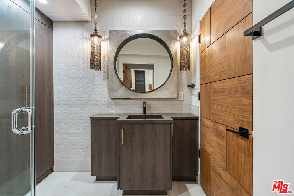 Image 9 of property listing at 3712 Broadlawn Drive, Los Angeles, CA 90068