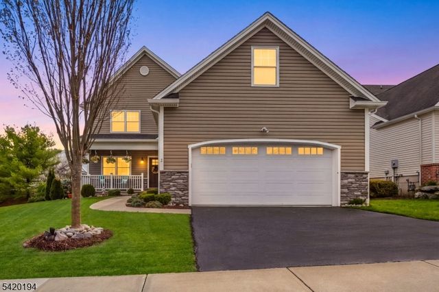 2 Bluffs Ct, Hamburg Boro, NJ 07419