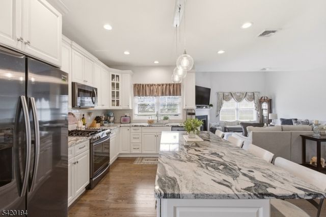 2 Bluffs Ct, Hamburg Boro, NJ 07419