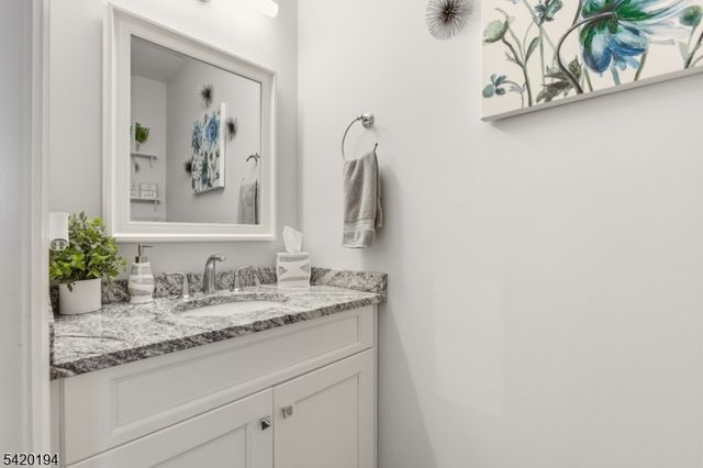 2 Bluffs Ct, Hamburg Boro, NJ 07419