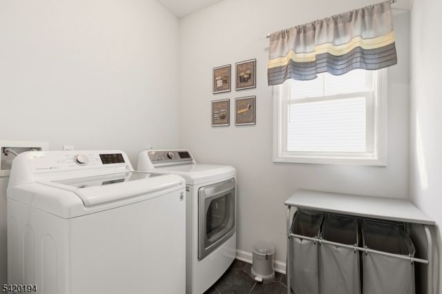 2 Bluffs Ct, Hamburg Boro, NJ 07419