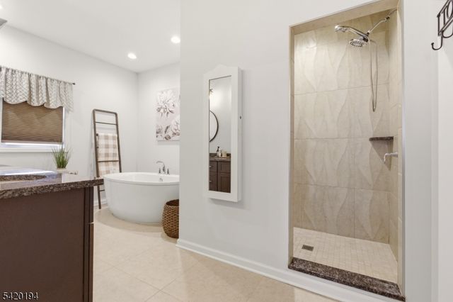 2 Bluffs Ct, Hamburg Boro, NJ 07419