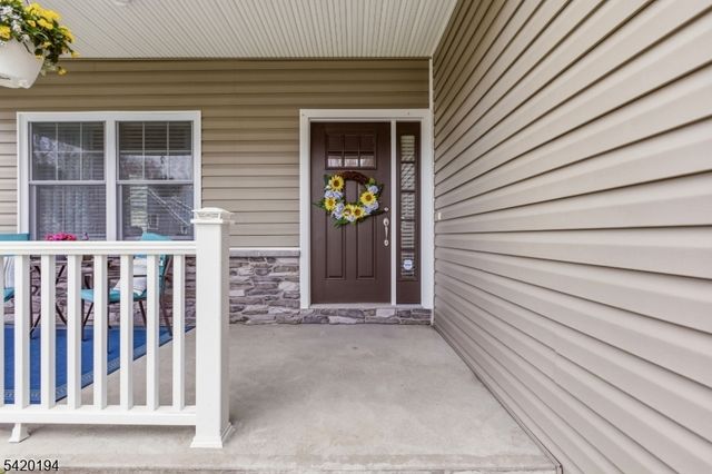 2 Bluffs Ct, Hamburg Boro, NJ 07419