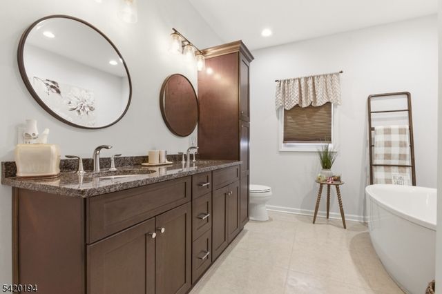 2 Bluffs Ct, Hamburg Boro, NJ 07419