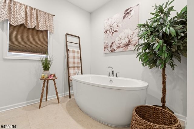 2 Bluffs Ct, Hamburg Boro, NJ 07419