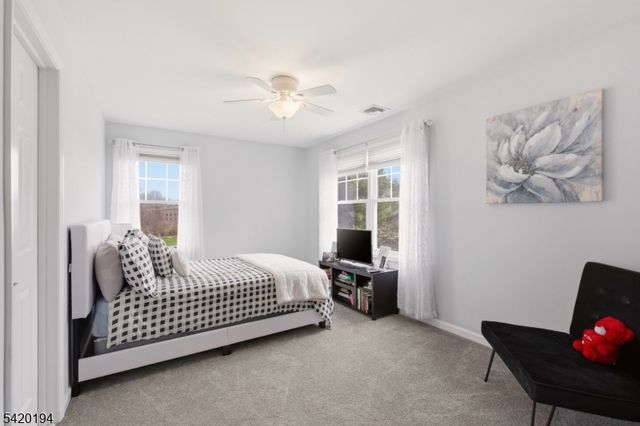 2 Bluffs Ct, Hamburg Boro, NJ 07419