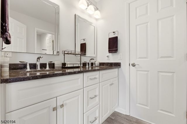 2 Bluffs Ct, Hamburg Boro, NJ 07419