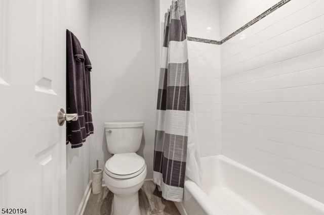 2 Bluffs Ct, Hamburg Boro, NJ 07419