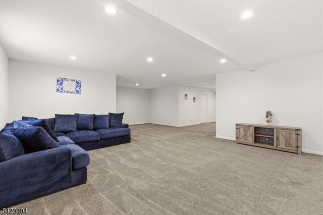 2 Bluffs Ct, Hamburg Boro, NJ 07419