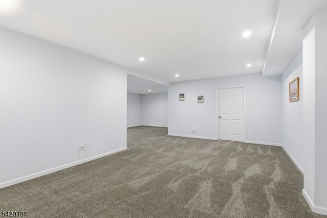 2 Bluffs Ct, Hamburg Boro, NJ 07419