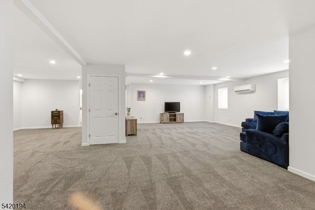 2 Bluffs Ct, Hamburg Boro, NJ 07419