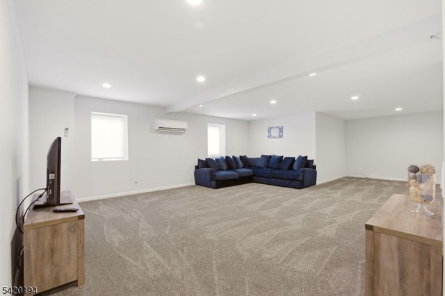 2 Bluffs Ct, Hamburg Boro, NJ 07419