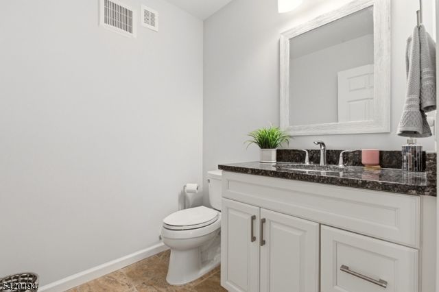 2 Bluffs Ct, Hamburg Boro, NJ 07419