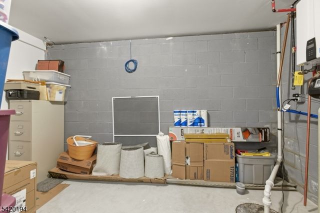 2 Bluffs Ct, Hamburg Boro, NJ 07419