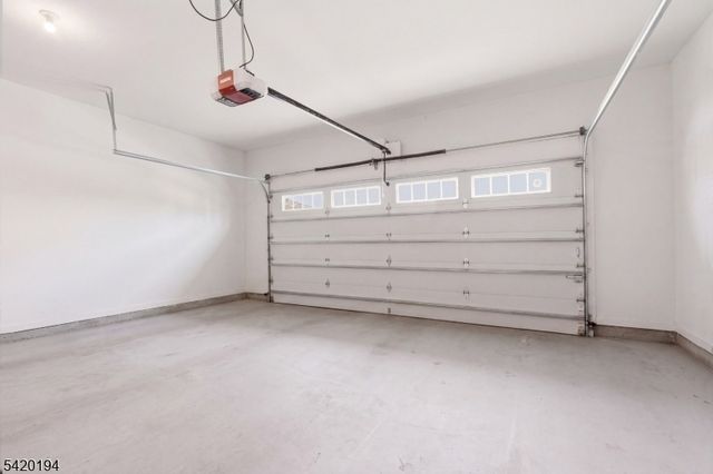 2 Bluffs Ct, Hamburg Boro, NJ 07419