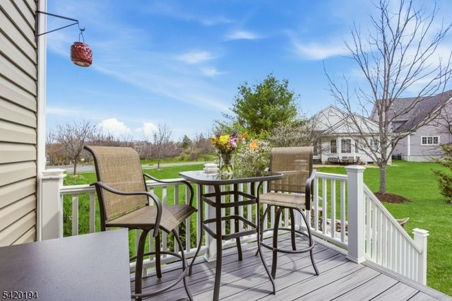 2 Bluffs Ct, Hamburg Boro, NJ 07419