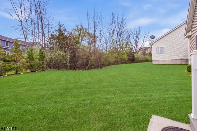 2 Bluffs Ct, Hamburg Boro, NJ 07419