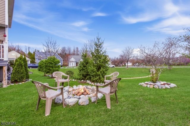 2 Bluffs Ct, Hamburg Boro, NJ 07419