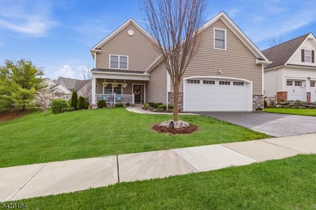 2 Bluffs Ct, Hamburg Boro, NJ 07419