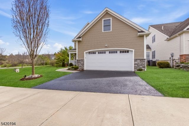 2 Bluffs Ct, Hamburg Boro, NJ 07419