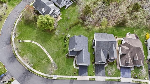 2 Bluffs Ct, Hamburg Boro, NJ 07419