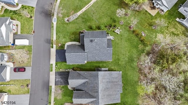 2 Bluffs Ct, Hamburg Boro, NJ 07419