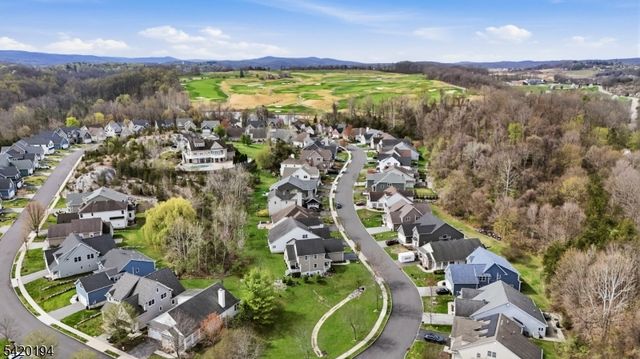 2 Bluffs Ct, Hamburg Boro, NJ 07419