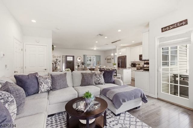 2 Bluffs Ct, Hamburg Boro, NJ 07419